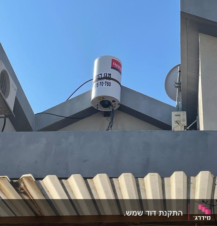 דוד שמש מותקן על גג עם שמיים כחולים